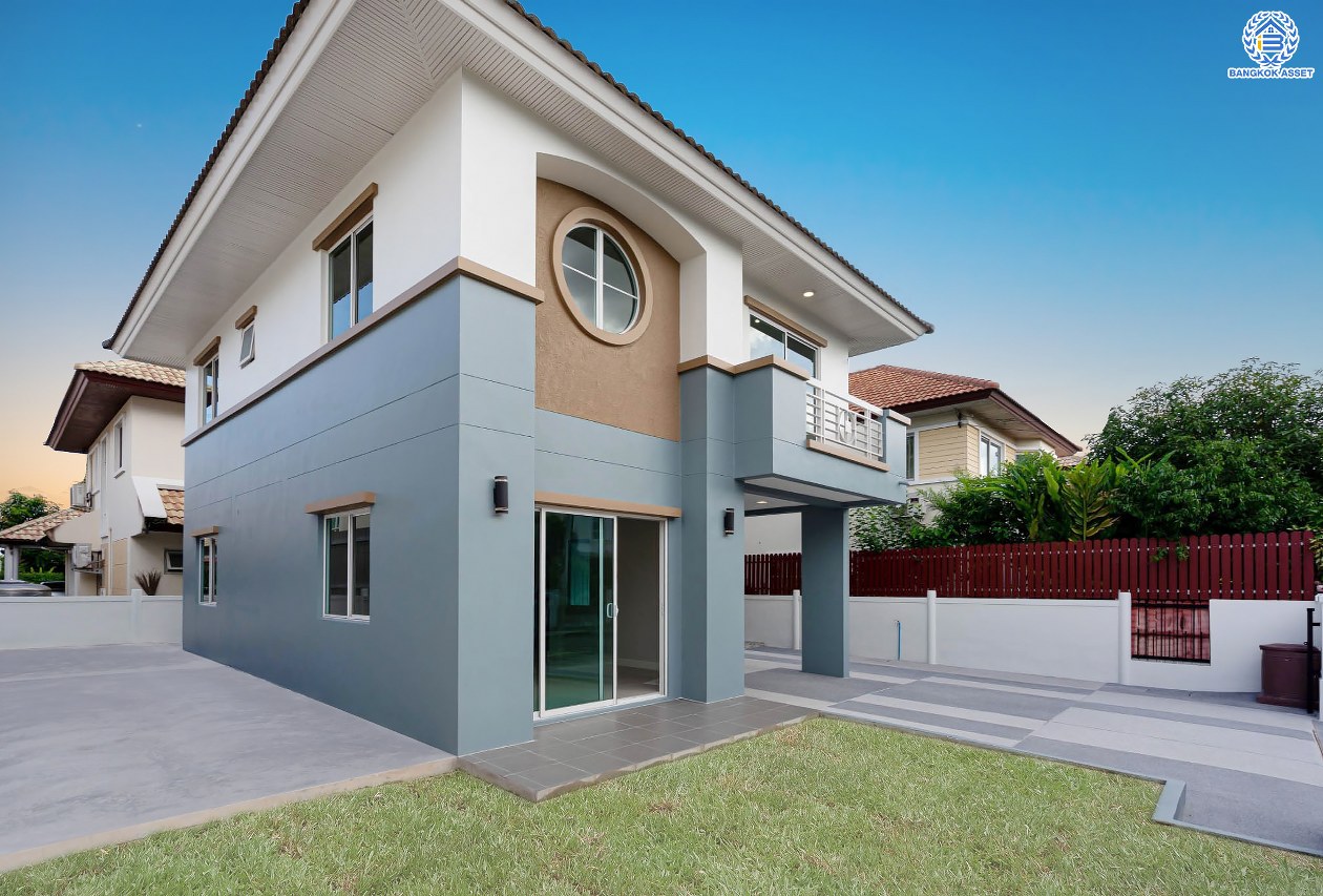 บ้านมือสองตกแต่งใหม่ ม.ชวนชื่น บรู๊คไซด์ ราชพฤกษ์-ติวานนท์ เนื้อที่ 53.6 ตร.ว. ฟังก์ชัน 3 ห้องนอน 2 ห้องน้ำ จอดรถได้ 1 คัน บรรยากาศเงียบสงบเป็นส่วนตัว สิ่งอำนวยความสะดวกมากมาย! บนทำเลศักยภาพ หน้าโครงการติดถนนใหญ่ ใกล้จุดขึ้นทางด่วน "ศรีสมาน"